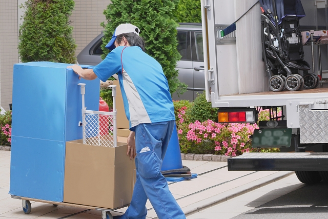 不用品回収作業をしている男性