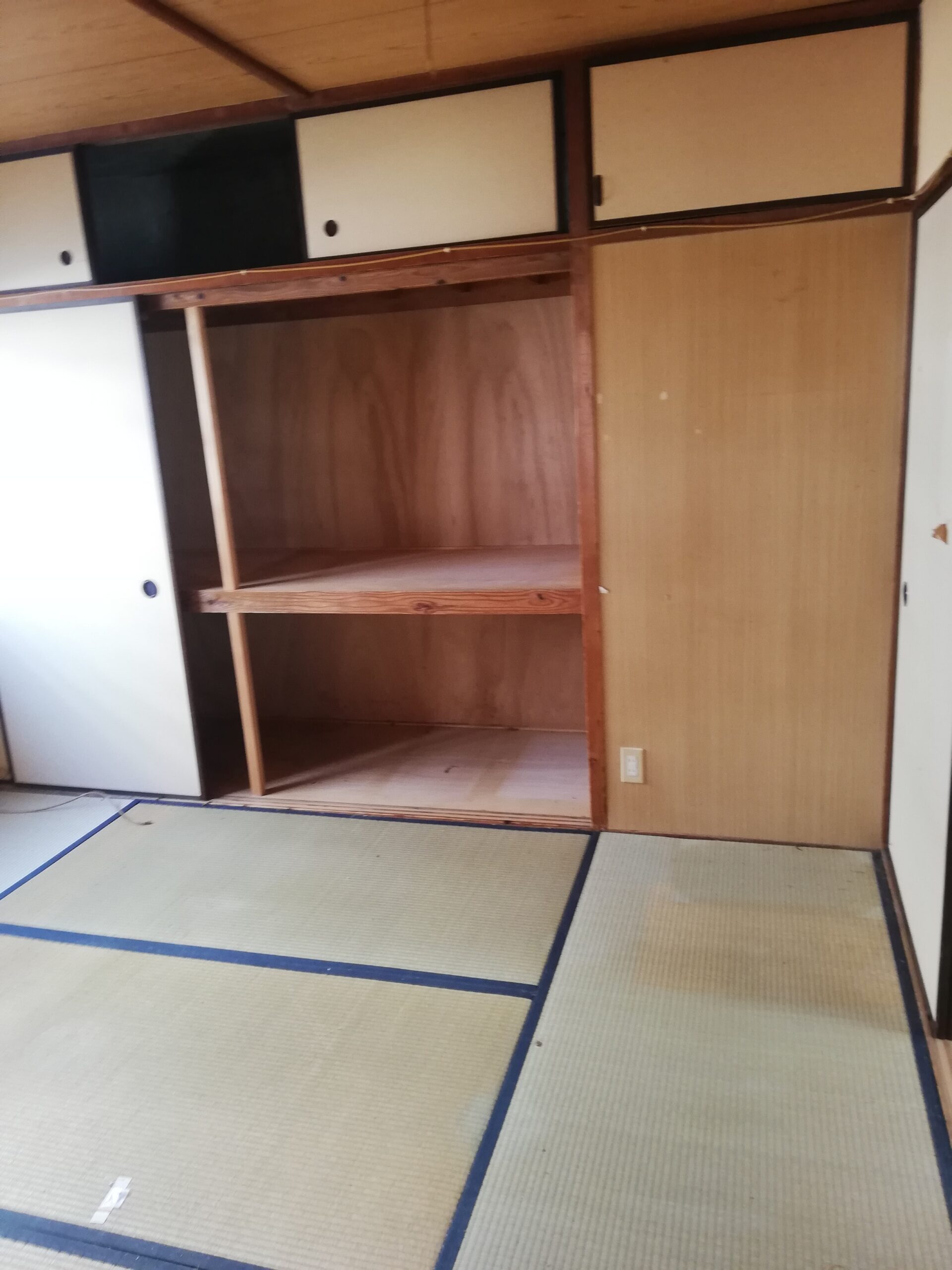 不用品のなくなった押し入れと部屋